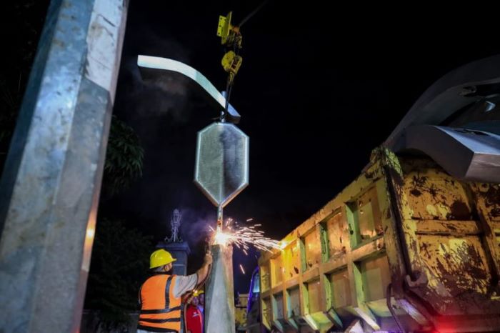 Petugas sedang membongkar lampu pocong di tiga ruas jalan di Medan. - Image