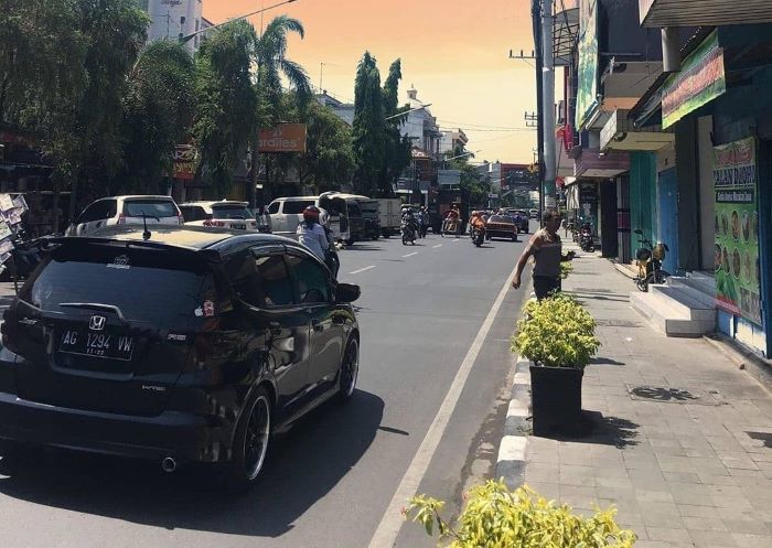 Dinas Perhubungan (Dishub) Kota Kediri berupaya untuk mengurai kemacetan di jalan protokol Kota Kediri. - Image