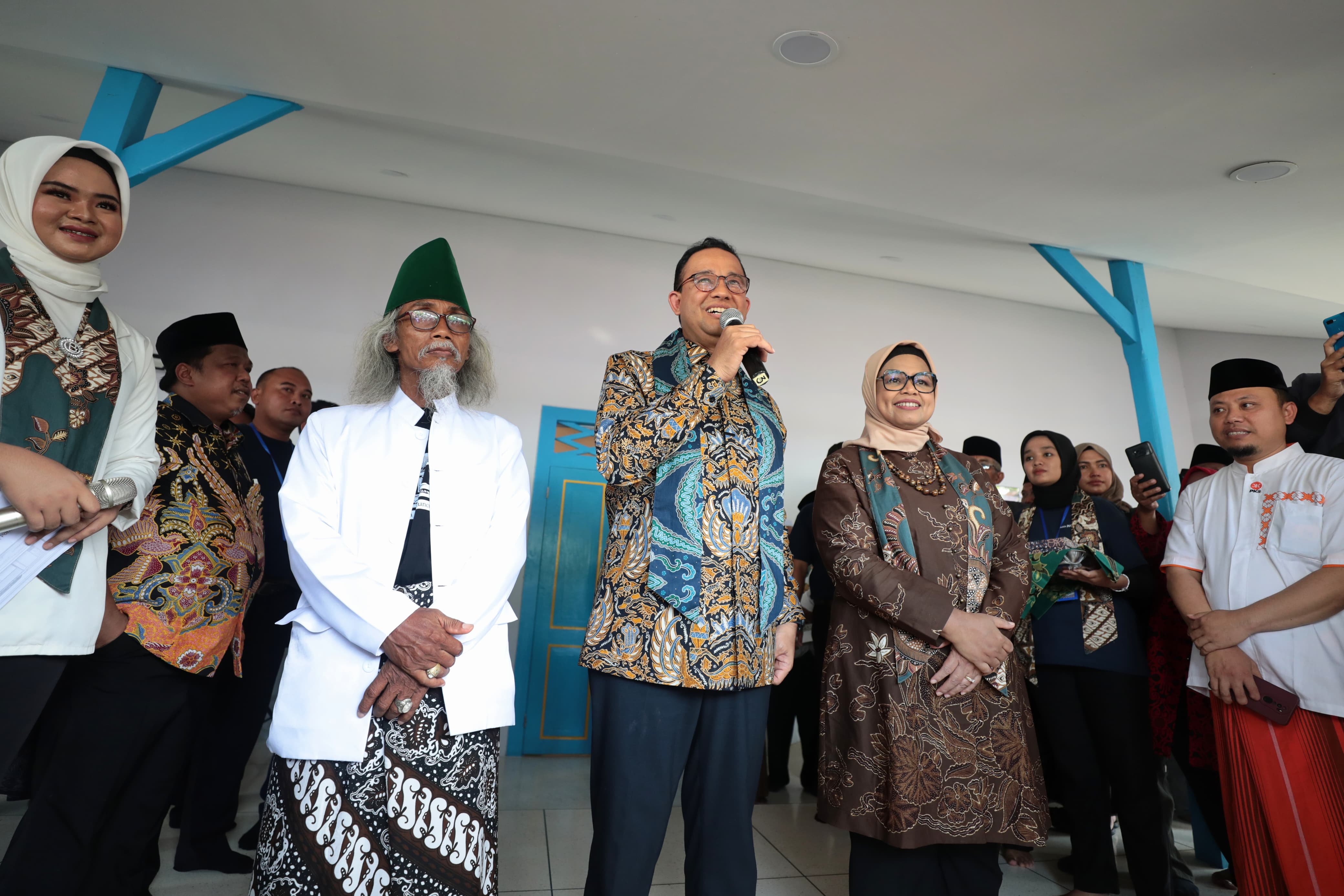 Calon Presiden nomor urut satu Anies Baswedan mengunjungi pameran museum Ndalem Guron Tegalsari di Ndalem Guron Tegalsari Ponorogo, Jawa Timur, Sabtu (30/12/2023). - Image