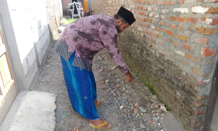 Seorang warga yang menunjuk tempat penemuan bayi. (Diky Putra Sansiri/Radar Sidoarjo) - Image