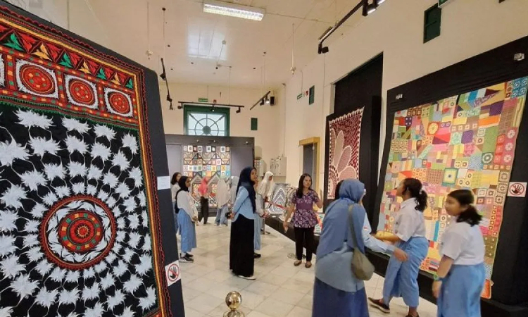 Pelajar melihat pameran Puspa Ragam Matra Nir Tenun di Museum Tekstil, Jakarta, Kamis (21/9). (Rivan Awal Lingga/ANTARA) - Image