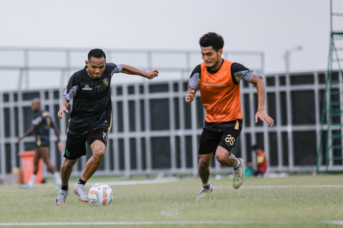 Oktafianus Fernando dan Michael Tata dalam sesi latihan game. (Persebaya) - Image
