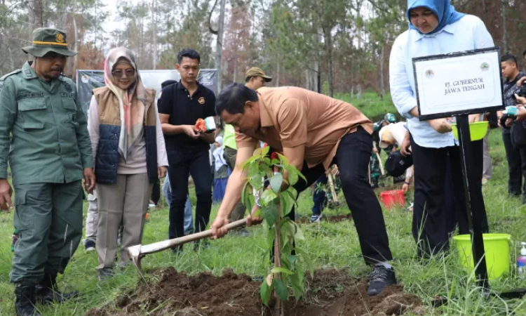 Pj Gubernur Jateng Nana Sudjana bersama ratusan elemen masyarakat melakukan penanaman bibit pohon di kawasan Taman Nasional Gunung Merbabu, Sabtu (30/12). (Radar Solo) - Image