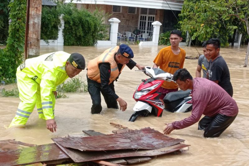 Proses evakuasi korban banjir di Sungai Penuh, Provinsi Jambi, Senin (1/1/2024). (ANTARA/HO-Polda Jambi) - Image