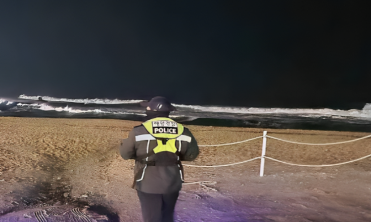 Polisi Maritim Korea Selatan berpatroli di pantai kota Gangneung, Provinsi Gangwon pada 1 Januari 2024. (Sumber: Yonhap News) - Image
