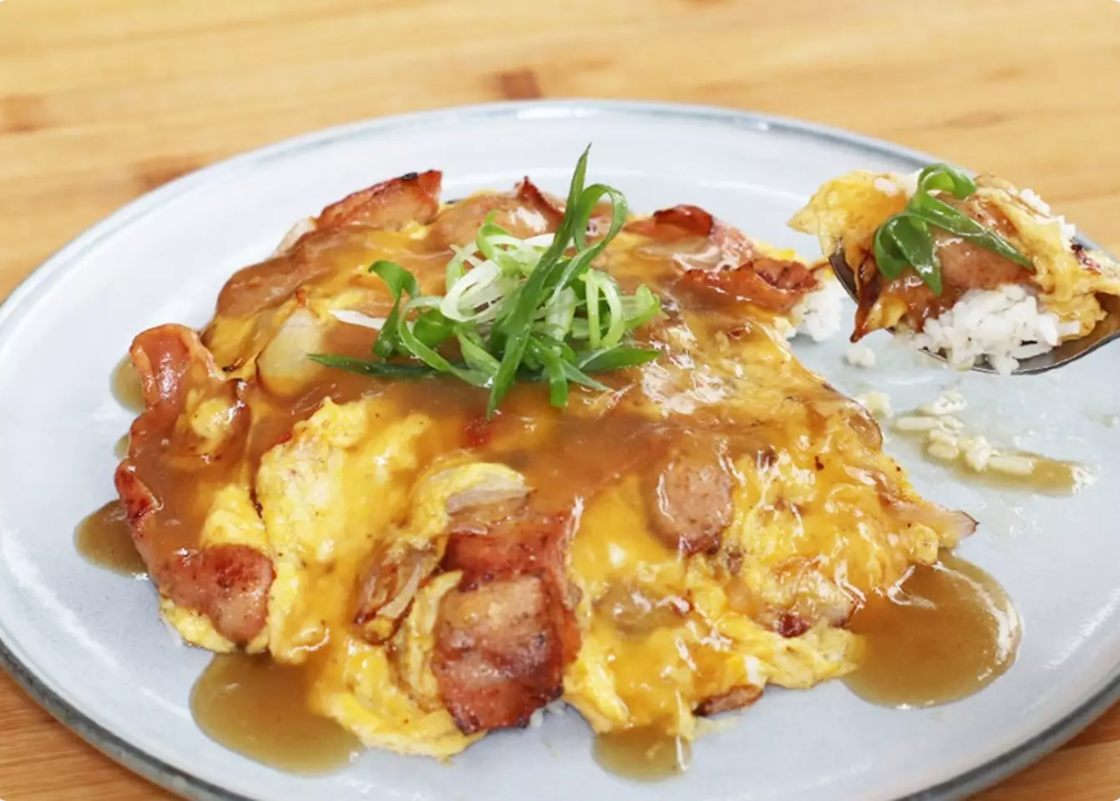 Nasi Telur Hongkong ala Devina Hermawan./Tangkap Layar Youtube Devina Hermawan - Image