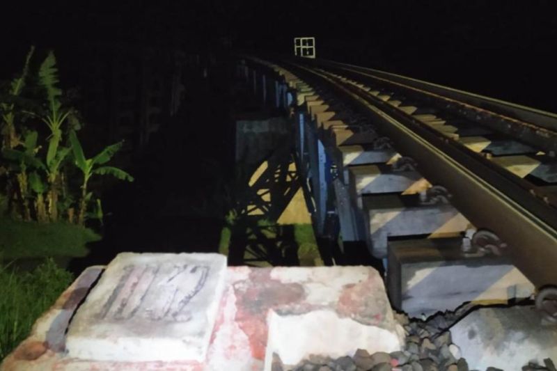 Pengecekan jalur kereta api langsung dilakukan menyusul gempa bumi yang terjadi di wilayah Kabupaten Sumedang, Provinsi Jawa Barat, Minggu (31/12/2023) malam. - Image