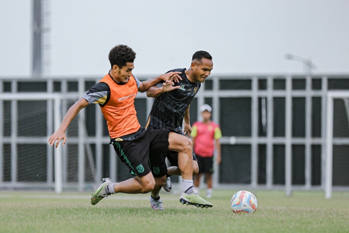 Oktafianus Fernando saat sesi latihan game di Lapangan B Stadion Gelora Bung Tomo sebelum libur kompetisi Liga 1. (Persebaya) - Image