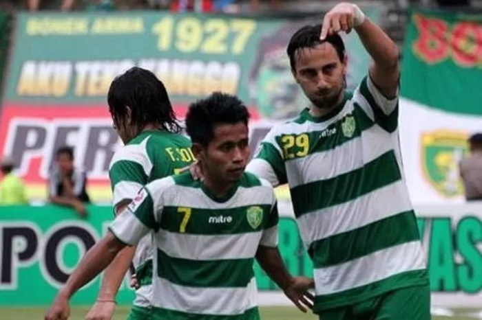 Mario Karlovic menjadi pemain Asia yang dicintai oleh Bonek di Persebaya Surabaya. (Jawa Pos) - Image
