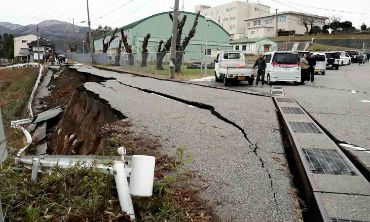 Sebuah jalan yang rusak akibat gempa bumi terlihat di Wajima, Prefektur Ishikawa. (Yomiuri Shimbun) - Image
