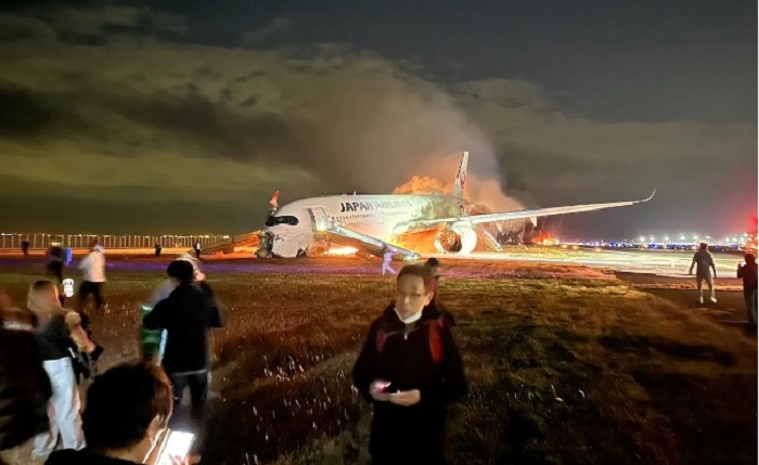 Pesawat JAL terbakar setelah bertabrakan dengan pesawat milik Badan Keamanan Laut Jepang yang berpangkalan di Bandara Haneda. - Image