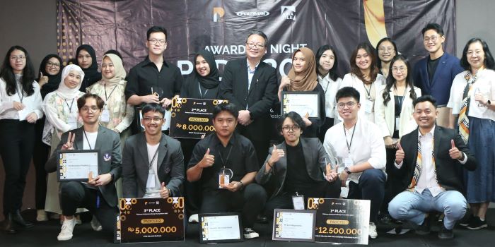 Direktur Marketing Platinum Ceramics Jali Wijaya (tengah) bersama para juri, dan para finalis saat awarding night Platinum Architectural Design Competition (PADC) 2023, Jumat (15/12). - Image