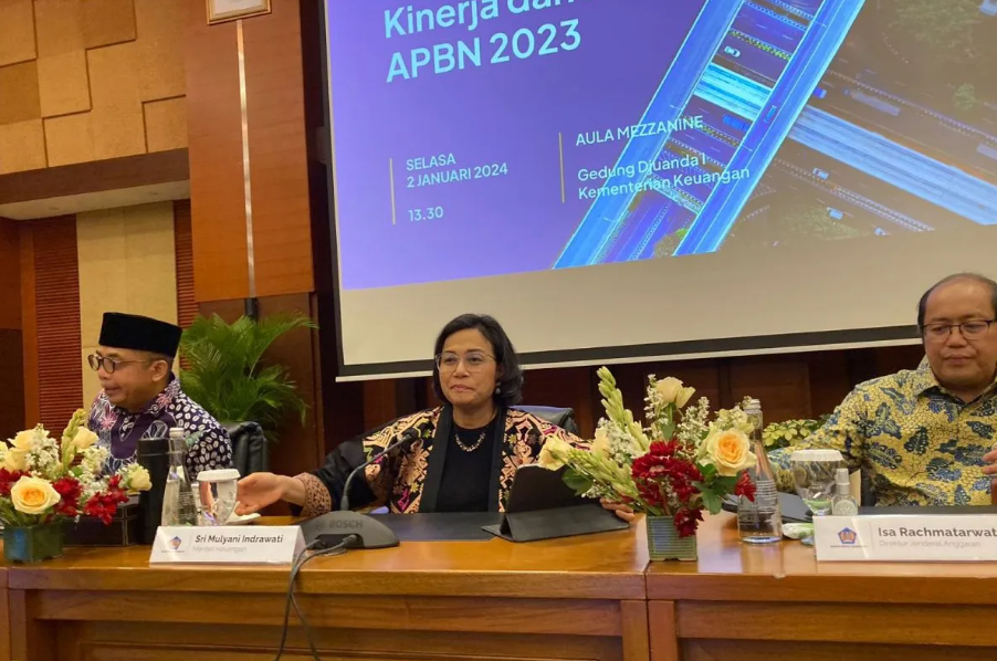 Menteri Keuangan (Menkeu) Sri Mulyani dalam Konferensi Pers Kinerja dan Realisasi APBN 2023, di Jakarta, Selasa (2/1/2024). ANTARA/Bayu Saputra - Image