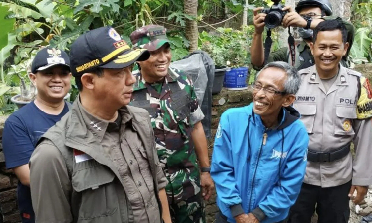 Kepala BNPB Letjen TNI Suharyanto meninjau salah satu rumah yang rusak berat akibat gempa di Kelurahan Cipameungpeuk, Kecamatan Sumedang Selatan, Sumedang, Jawa Barat pada Senin (1/1). - Image
