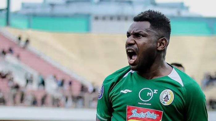 MONCER: Striker PSS Sleman Ricky Cawor jadi salah satu pemain paling moncer di barisan skuad PSS Sleman 2023. (Instagram Ricky Cawor) - Image