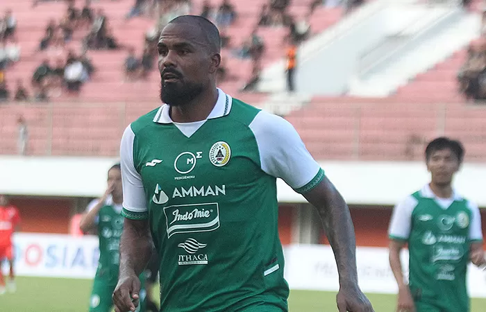 KUKUH: Bek anyar PSS Sleman Thales Lira yang jadi andalan PSS Sleman di lini belakang pada 2023. (GUNTUE AGA TIRTANA/RADAR JOGJA) - Image