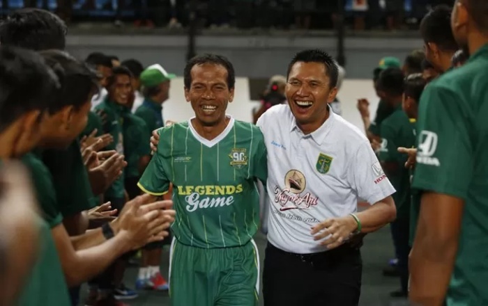 LEGENDA PERSEBAYA: Yusuf Ekodono (kiri) bersama Presiden Klub Persebaya Surabaya Azrul Ananda.(JawaPos.com) - Image