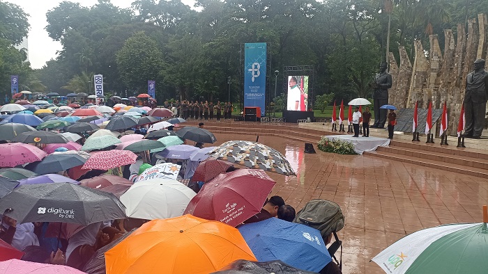 Menag Yaqut Cholil Qoumas memimpin upacara peringatan Hari Amal Bhakti (HAB) ke-78 di bawah guyuran hujan, Rabu (3/1). - Image