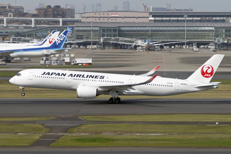 Sebuah pesawat Airbus A350 milik maskapai Japan Airline tinggal landas di Bandara Haneda, Tokyo, Jepang, pada 25 April 2023. (ANTARA) - Image