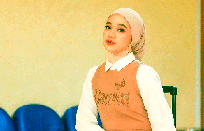 BERSINAR: Nabila Taqiyyah menyeimbangkan fokus antara pendidikan dan karier bernyanyi. Foto kanan, Nabila saat manggung dalam intimate concert di Surabaya pada Oktober lalu. - Image