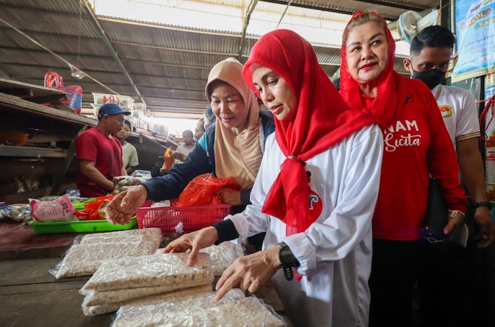 Istri calon presiden (capres) nomor urut 3 Ganjar Pranowo, Siti Atikoh Supriyanti mengatakan, masyarakat dan pedagang sama-sama membutuhkan stabilisasi harga bahan kebutuhan pokok. - Image