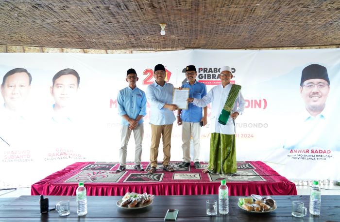 Ketua Gerindra Jawa Timur (dua dari kiri) bersama keluarga besar madrasah diniyah Situbondo. - Image