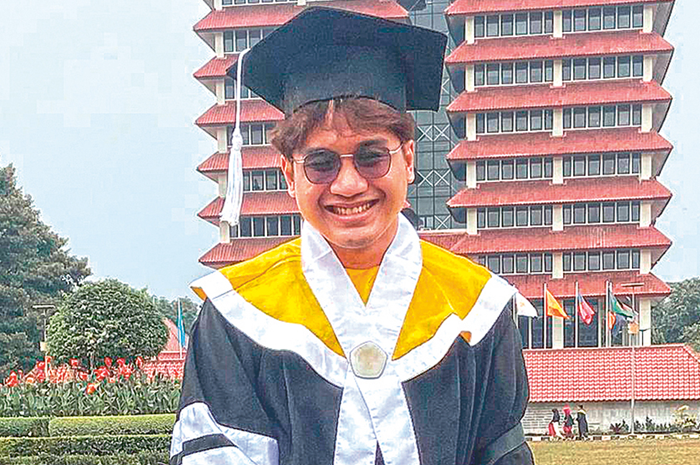 Haekal Rheza Afandi saat merayakan kelulusannya dari S-2 Ilmu Susastra FIB UI. Berkat konten bahasa Jawa Krama, dia mendapat beasiswa LPDP di S-3 Ilmu Susastra Universitas Indonesia. - Image