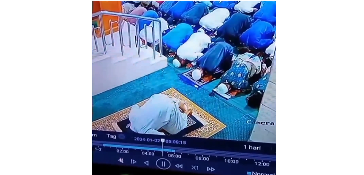 Video CCTV Imam Masjid Meninggal Dunia. (Sumber: Instagram Banjar Baru Info) - Image
