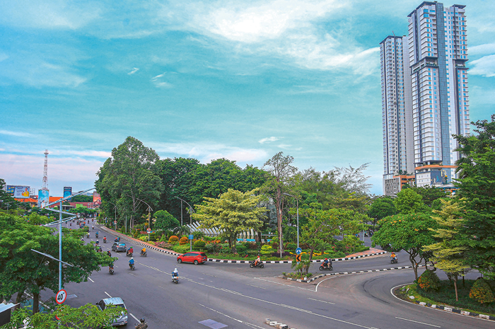 RAWAN MACET: Kendaraan melintas di bundaran Taman Pelangi kemarin (2/1). Pemkot berencana membangun underpass untuk mengurai kepadatan kendaraan. - Image