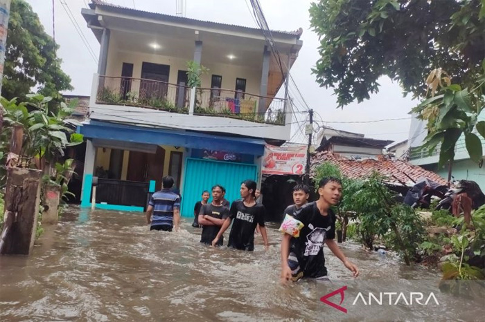 Ilustrasi warga menerobos banjir akibat luapan kali Mampang di Jakarta. (ANTARA) - Image