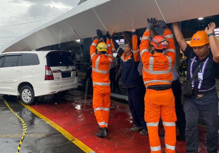 Petugas Daop 6 bekerja sama dengan Basarnas melakukan evakuasi terhadap mobil yang terjebak runtuhan kanopi di kawasan Stasiun Jogjakarta, Kamis (4/1). - Image