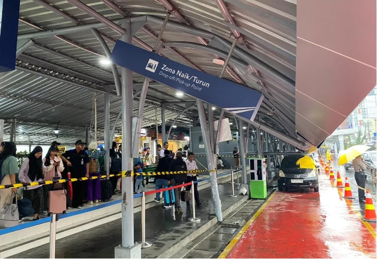 Situasi Stasiun Tugu Jogjakarta pasca robohnya kanopi yang menimpa lima mobil. - Image