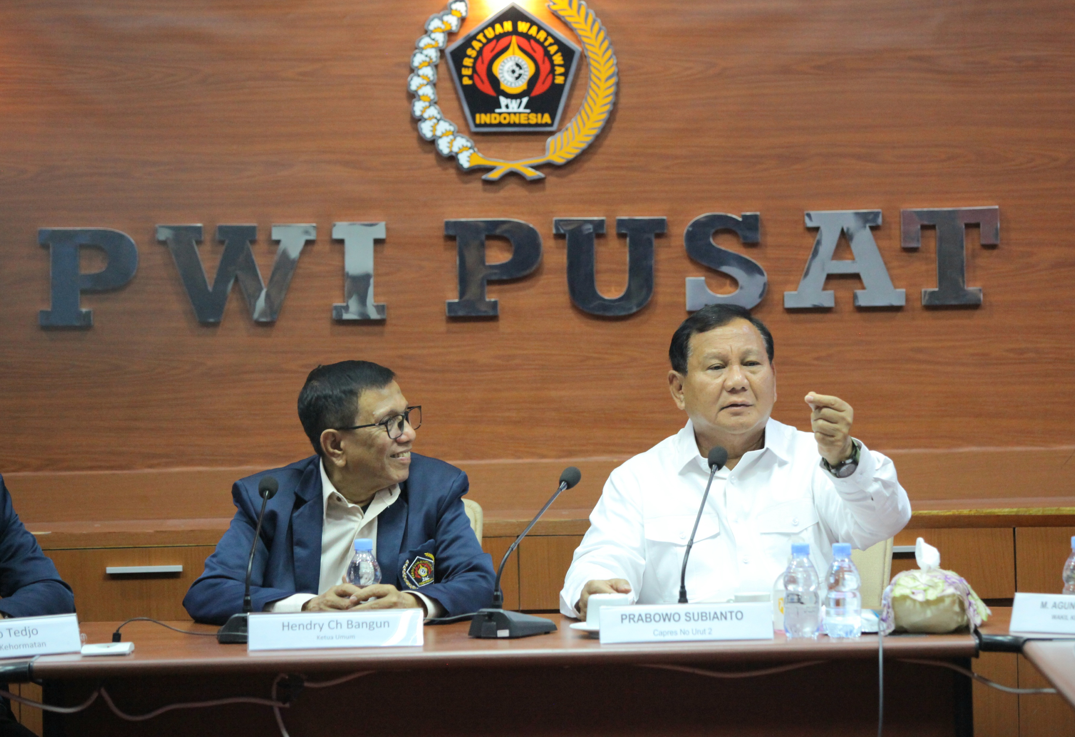 Calon presiden nomor urut 2, Prabowo Subianto, berdialog dengan pengurus PWI Pusat, di Kantor Dewan Pers, Jakarta, Kamis (4/1/2024). - Image