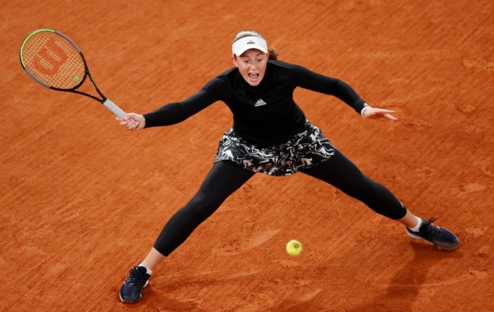 Petenis Latvia Jelena Ostapenko mengembalikan bola ke arah lawannya petenis Republik Ceko Karolina Pliskova dalam laga putaran kedua Turnamen Tenis French Open, di Roland Garros, Paris, Prancis. - Image