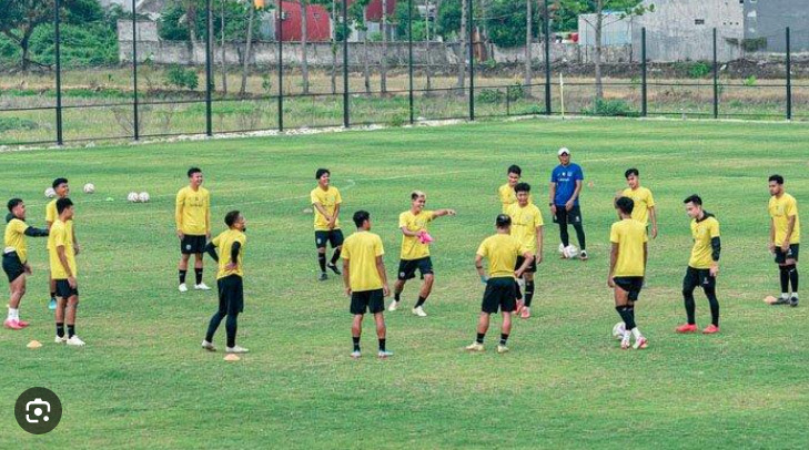 Djadjang Nurjaman komentari lapangan latihan baru Persela Lamongan. (Radar lamongan) - Image