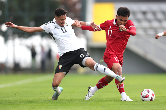 BELUM SESUAI HARAPAN: Saddil Ramdani (kanan) berebut bola dengan pemain Libya Elmahdi Elkout di Mardan Sport Complex, Antalya, Turki, Selasa lalu. - Image