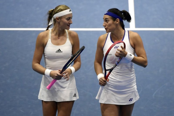 Petenis Prancis Caroline Garcia (kanan) saat berpasangan dengan Kristina Mladenovic dalam turnamen Billie Jean King Cup Finals 2023 di Stadion La Cartuja, Seville, Spanyol, 8 November 2023. - Image