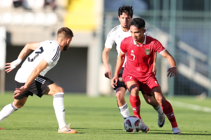 EVALUASI: Aksi Marselino Ferdinan di laga Indonesia menghadapi Libya dengan skor akhir 2-1, harus ada evaluasi sebelum berangkat ke Piala Asia 2023 di Qatar. (PSSI) - Image