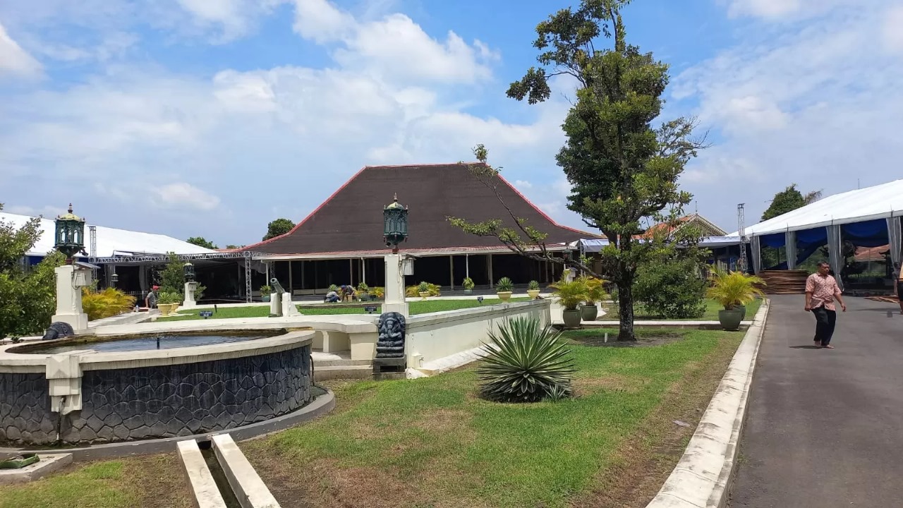 Persiapan Pura Pakualaman Jelang Dhaup Ageng Pernikahan BPH Kusumo Kuntonugroho Putra Bungsu PA X Kamis (4/1). (Winda Atika Ira P/Radar Jogja) - Image