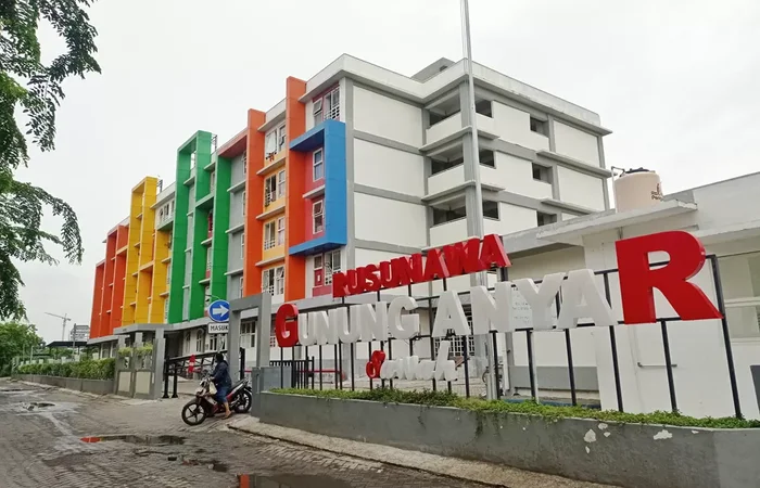 HUNIAN VERTIKAL: Pengendara kendaraan bermotor melintas di Rusunawa Gunung Anyar Surabaya, Rabu (3/1)./(FOTO: SURYANTO/RADAR SURABAYA) - Image