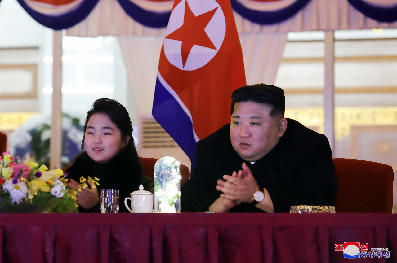 Ju Ae beberapa kali muncul di publik bersama dengan Kim Jong Un./Yonhap-KCNA - Image