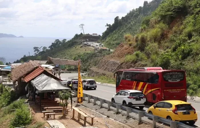 Penampakan bangunan semi permanen yang memadati ruas jalur lintas selatan (JLS)../(Foto: YOGA DANY DAMARA/RADAR TULUNGAGUNG) - Image