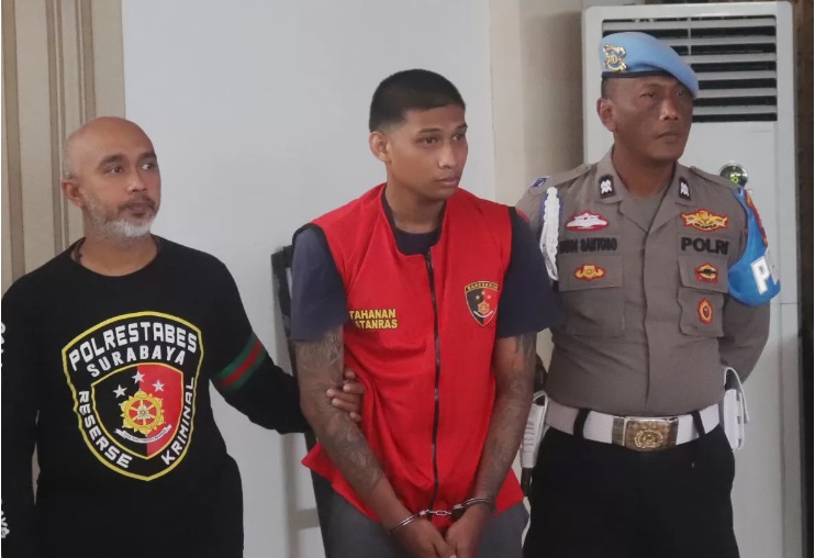 Polisi menggiring tersangka Arnold di kasus miras hotel Vasa di Mapolrestabes Surabaya, Jumat (5/1). - Image