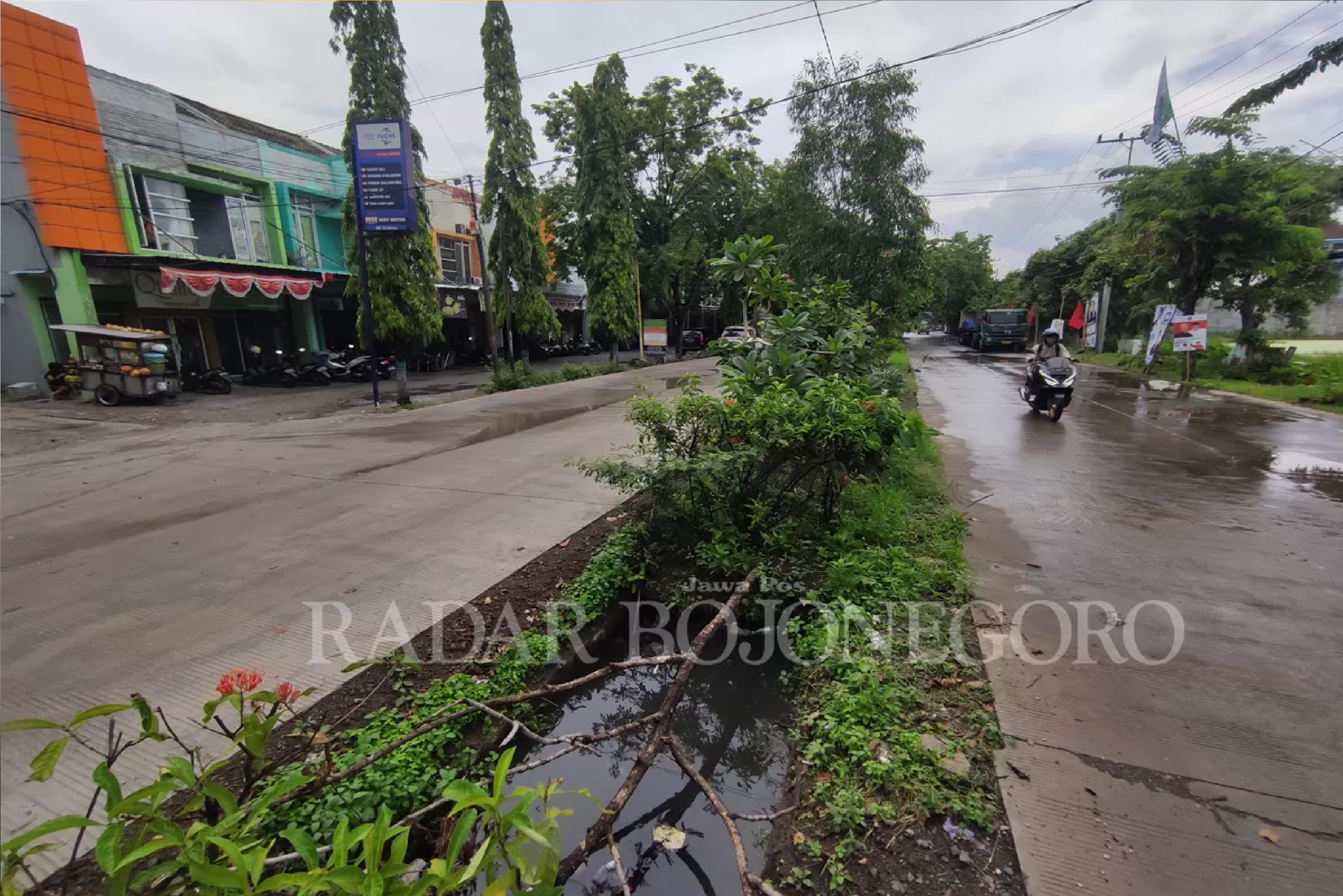 Kondisi saluran pembuangan air di Jalan Sunan Giri Lamongan. (ANJAR DWI PRADIPTA/RDR.LMG) - Image
