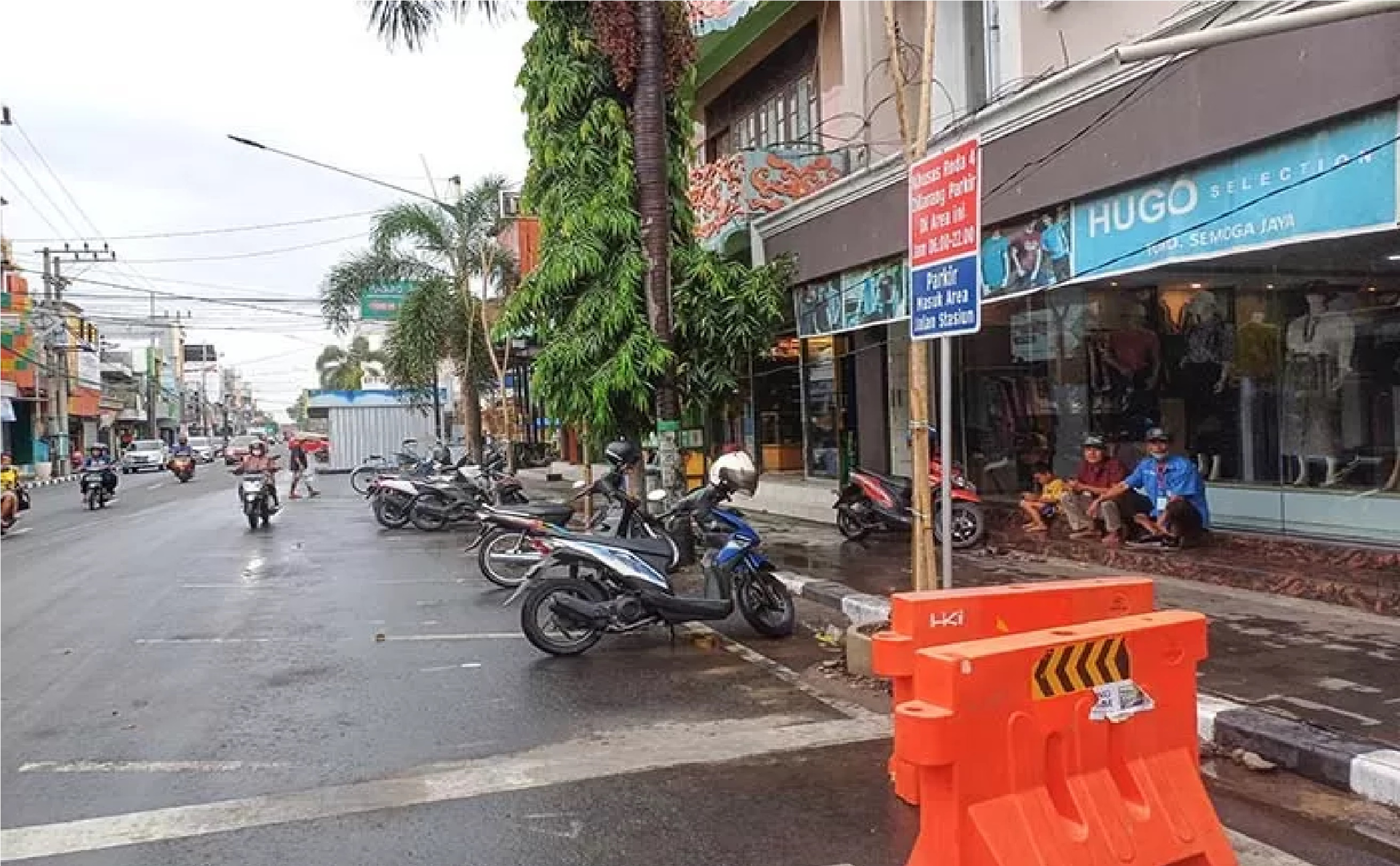 Pendapat mengenai larangan parkir di Jl Dhoho dari para pekerja toko disana (Ayu Ismawati/ Dok Radar Kediri) - Image