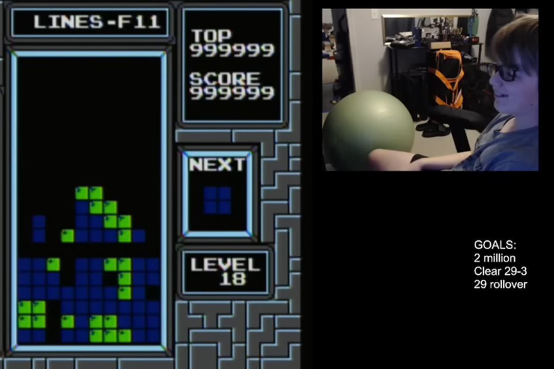 Blue Scuti tampak senang ketika dirinya berhasil menjadi pemain pertama yang mengalahkan Tetris versi NES. (Sumber: Tangkapan Layar YouTube Blue Scuti) - Image