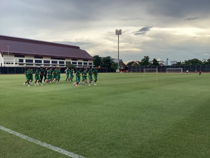TANCAP GAS: Paul Munster perlahan-lahan akan mulai menaikkan intensitas latihannya agar Persebaya Surabaya bisa tancap gas menuju papan atas Liga 1 2023/2024. (Moch. Rizky Pratama Putra/JawaPos.com) - Image
