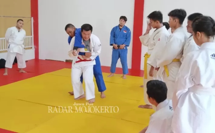 BERPRESTASI: Atlet judo Kota Mojokerto menjalani latihan rutin di dojo Kelurahan Meri, Kecamatan Kranggan. (dok JPRM) - Image