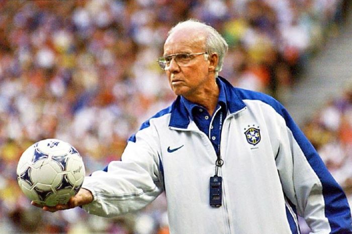 Legenda sepak bola Brasil Mario Zagallo ketika menjadi pelatih timnas Brasil di Piala Dunia 1998. - Image