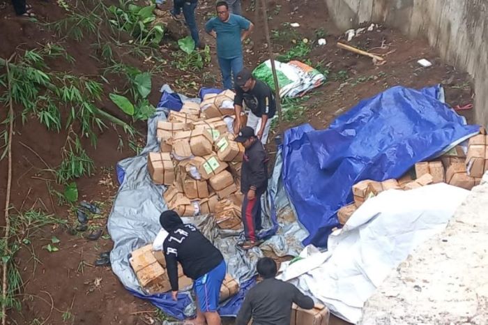 Petugas mengevakuasi muatan berupa surat suara Pemilu 2024 setelah truk pengangkut terguling di Jambu, Kabupaten Semarang, Sabtu (6/1). - Image